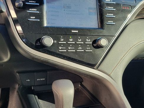 Used 2020 Toyota Camry LE image 28