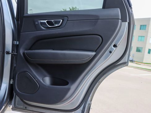 Used 2018 Volvo XC60 T5 R-Design w/ Convenience Package image 11