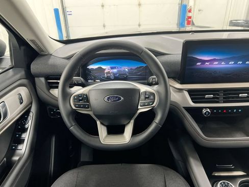 Used 2025 Ford Explorer Active AWD/4WD image 11