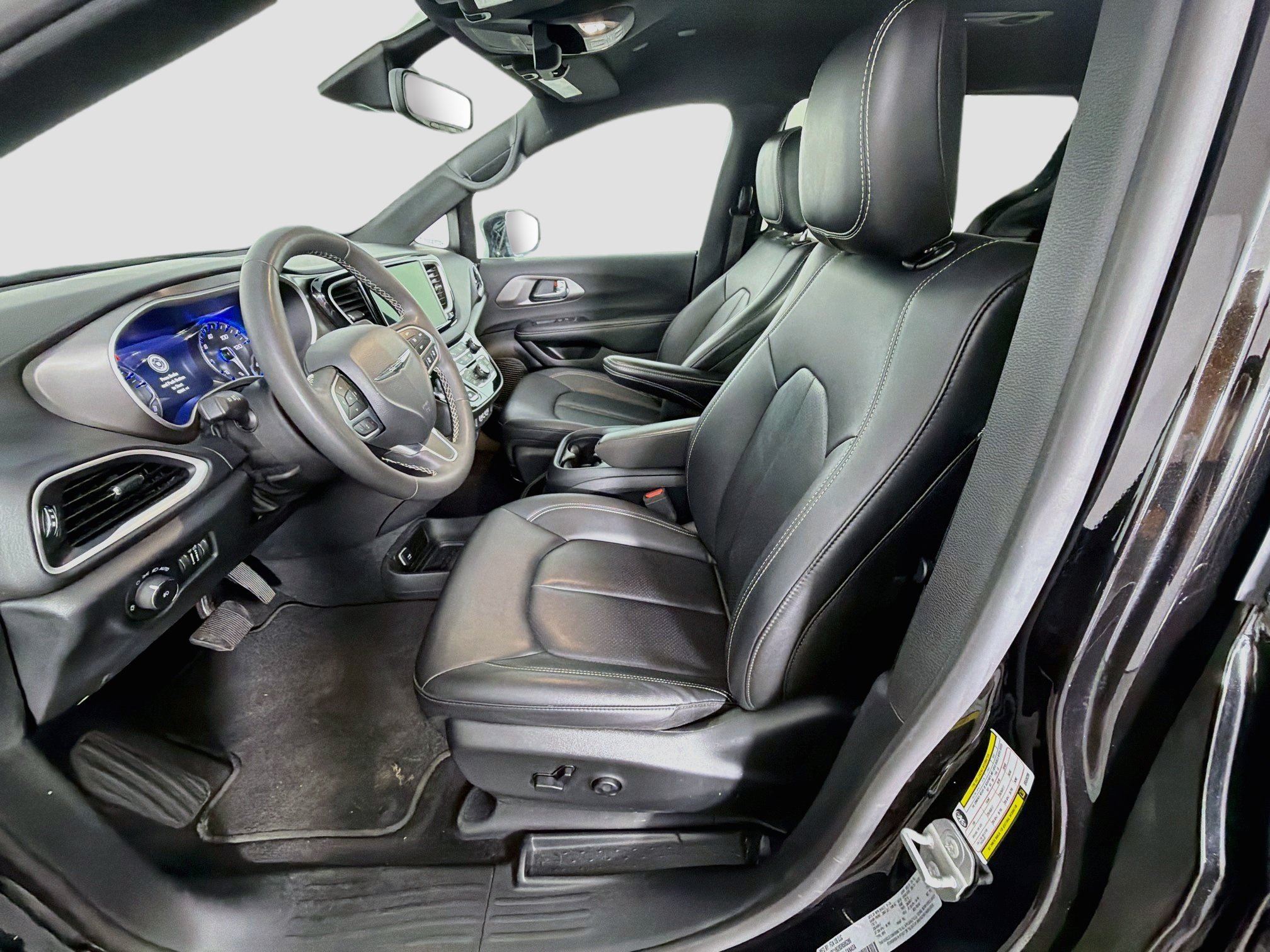 Used 2025 Chrysler Pacifica Select FWD image 13