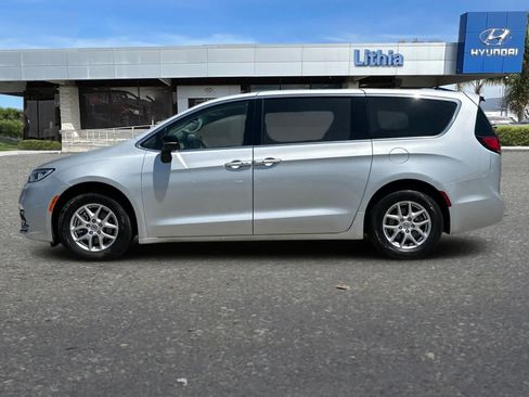 Used 2024 Chrysler Pacifica Touring-L FWD image 6