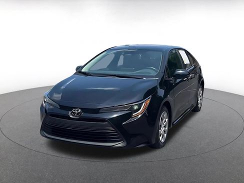 Used 2025 Toyota Corolla LE FWD image 4