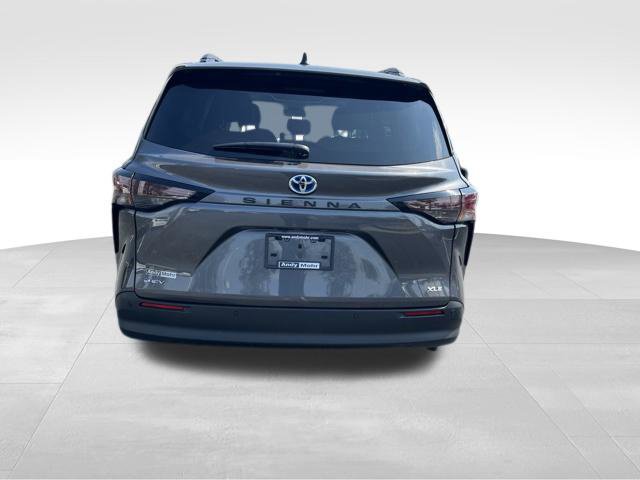 Used 2025 Toyota Sienna XLE w/ XLE Plus Package FWD image 6