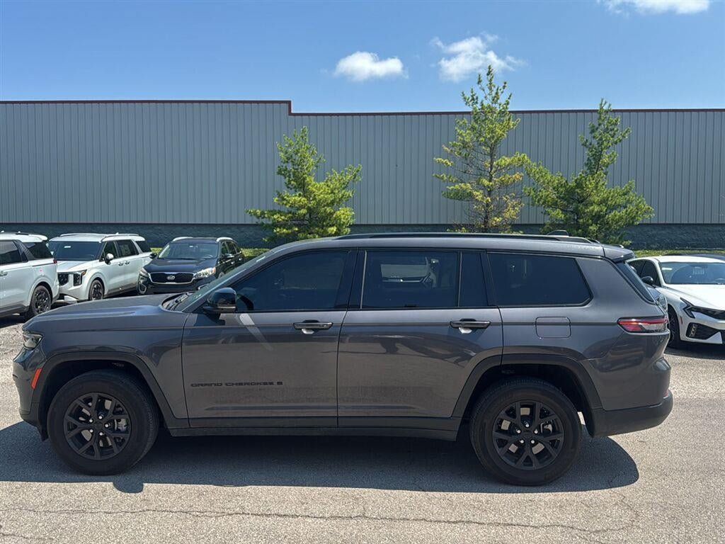 Used 2024 Jeep Grand Cherokee L Laredo AWD/4WD image 7