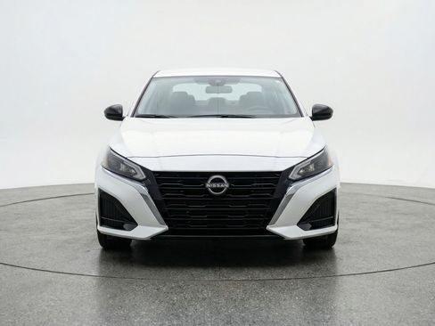 Used 2025 Nissan Altima 2.5 SV FWD image 2