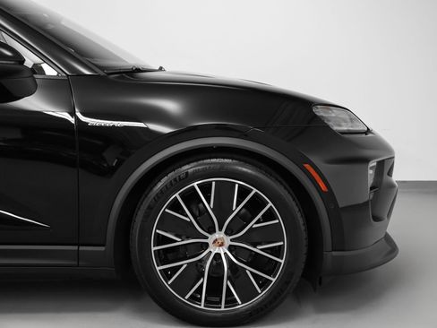 Certified 2025 Porsche Macan 4 Electric image 13