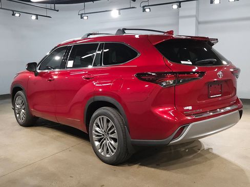 New 2026 Toyota Highlander Platinum AWD/4WD image 5