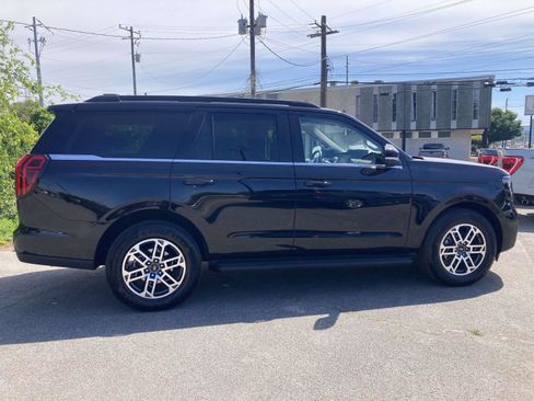 Used 2025 Ford Expedition Active RWD image 2