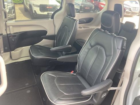 Used 2023 Chrysler Pacifica Limited FWD image 17