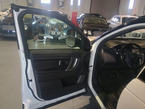 Used 2019 Land Rover Discovery Sport SE image 10
