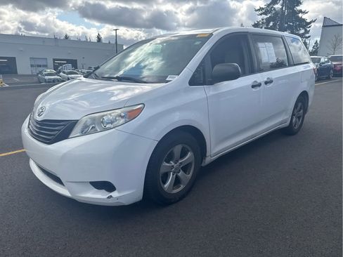 Used 2017 Toyota Sienna L image 3