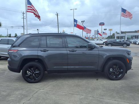 Used 2025 Jeep Grand Cherokee Altitude AWD/4WD image 4