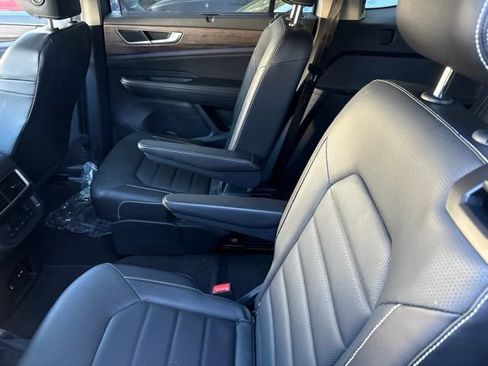 Used 2025 Volkswagen Atlas SEL AWD/4WD image 8