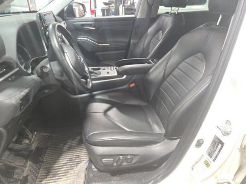 Used 2022 Toyota Highlander XLE image 14