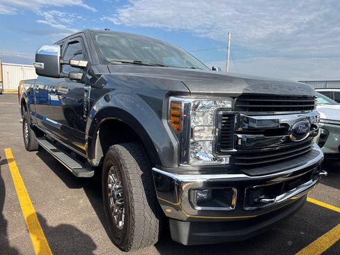 Used 2019 Ford F250 XLT w/ XLT Premium Package AWD/4WD image 2