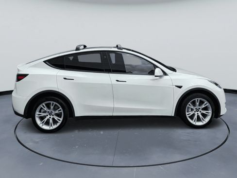 Used 2024 Tesla Model Y Long Range AWD/4WD image 4