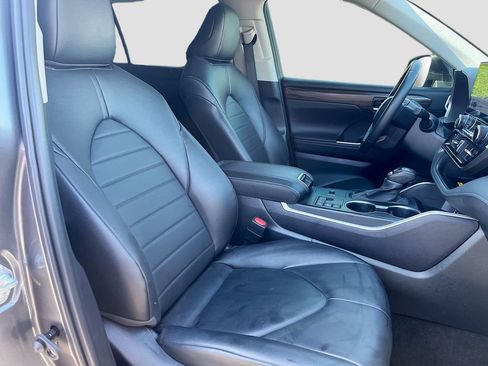 Used 2024 Toyota Highlander XLE FWD image 28