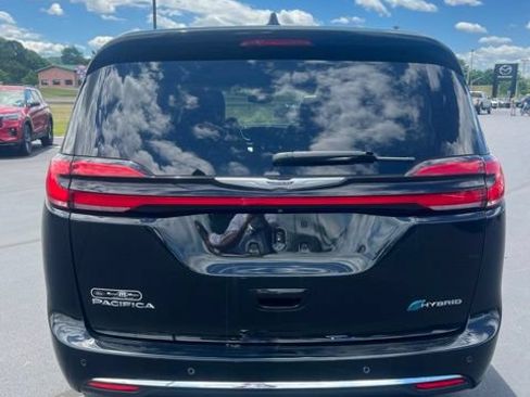 Used 2022 Chrysler Pacifica Touring-L w/ Uconnect Theater Family Group FWD image 6