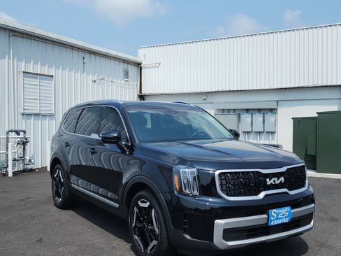 Used 2023 Kia Telluride EX w/ EX Captain's Chair Package AWD/4WD image 7