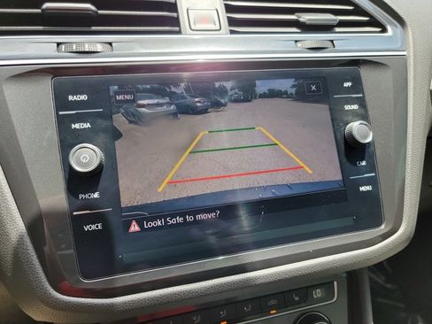Used 2018 Volkswagen Tiguan SE w/ Panoramic Sunroof Package FWD image 24
