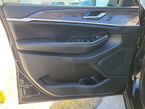 Used 2024 Jeep Grand Cherokee Limited w/ Black Appearance Package image 15