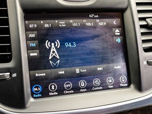 Used 2018 Chrysler 300 Limited image 27