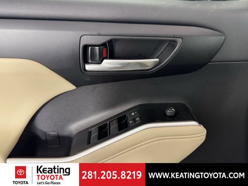 Used 2025 Toyota Highlander XLE AWD/4WD image 12