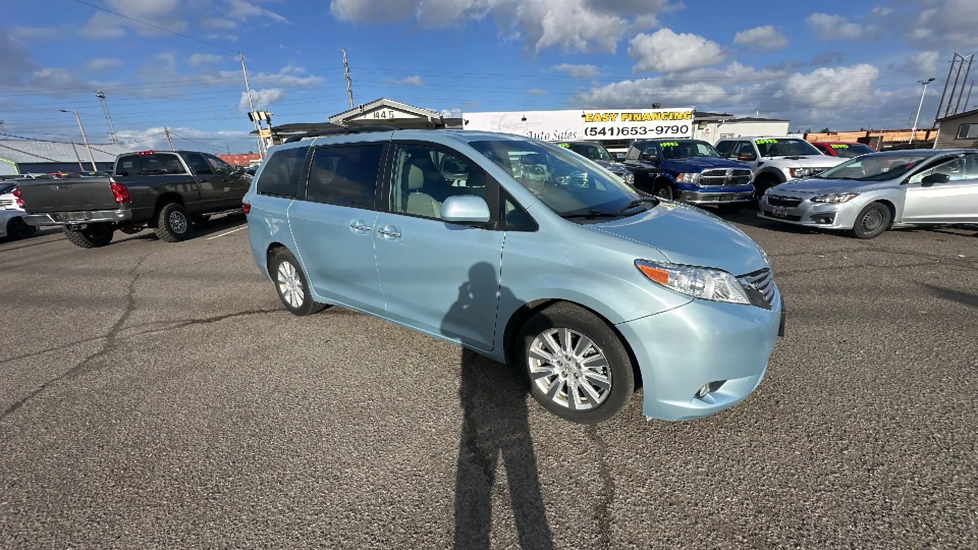 Used 2017 Toyota Sienna XLE Premium AWD/4WD image 2