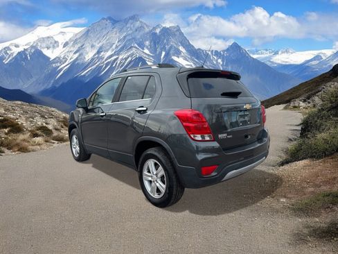 Used 2018 Chevrolet Trax LT w/ LT Convenience Package image 3