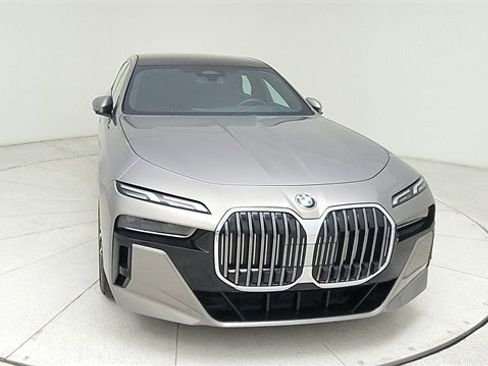 Used 2024 BMW 740i image 2
