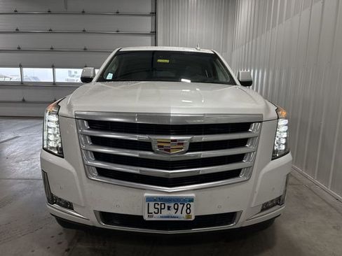 Used 2019 Cadillac Escalade ESV Luxury image 3