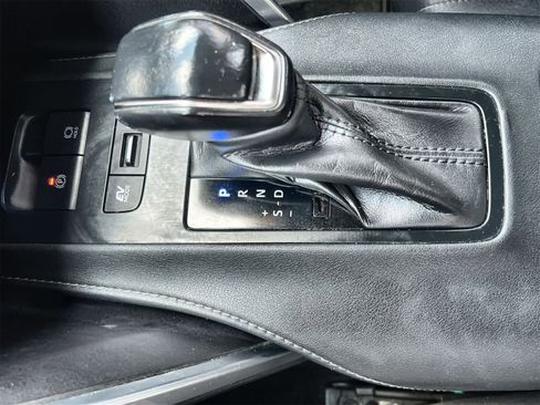 Used 2021 Toyota Venza LE image 32