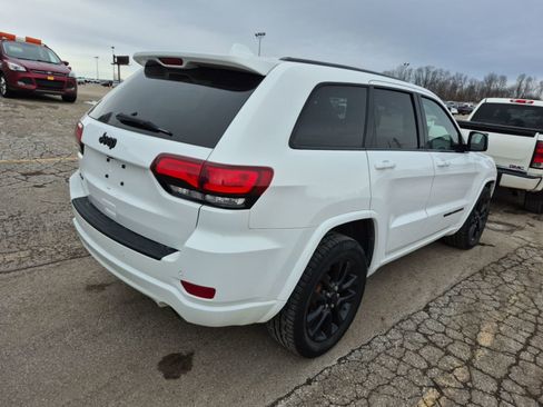 Used 2018 Jeep Grand Cherokee Altitude image 3