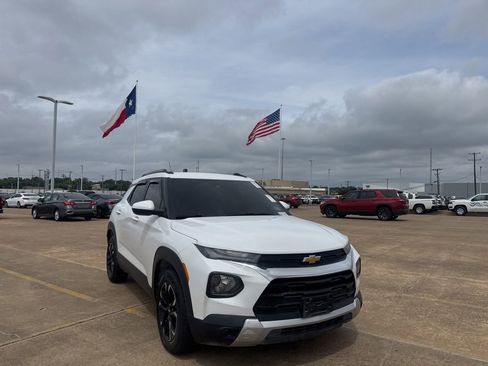 Used 2021 Chevrolet TrailBlazer LT w/ Convenience Package FWD image 2