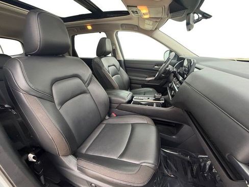 Used 2024 Nissan Pathfinder SL w/ SL Premium Package FWD image 16