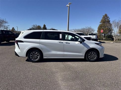 Used 2023 Toyota Sienna XLE image 2