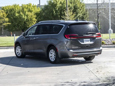 Used 2021 Chrysler Pacifica Touring-L image 3