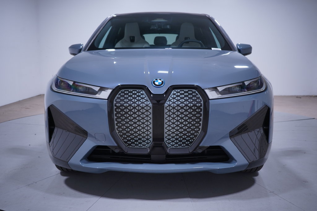 Used 2024 BMW iX xDrive50 w/ Sport Package AWD/4WD image 4