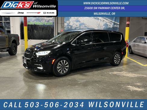 Used 2024 Chrysler Pacifica Select image 1