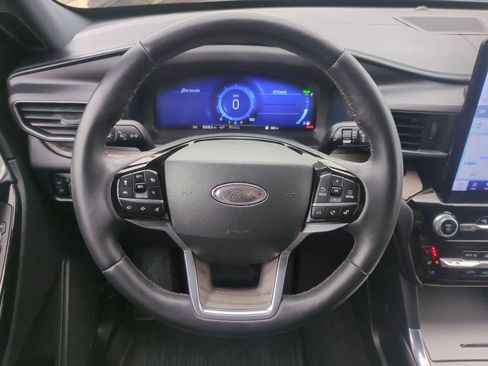 Used 2023 Ford Explorer Platinum w/ Technology Package image 24