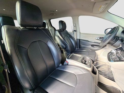 Used 2023 Chrysler Pacifica Touring-L image 28