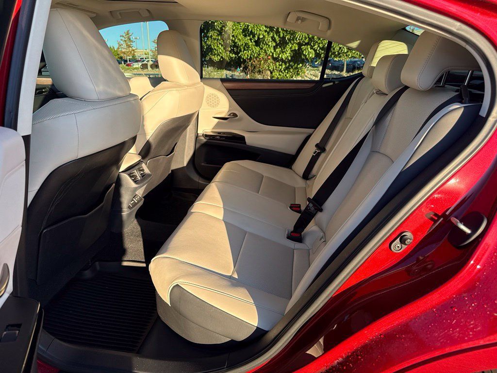 Used 2025 Lexus ES 300h w/ Premium Package FWD image 26