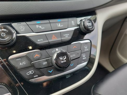 Certified 2024 Chrysler Pacifica Touring-L image 28