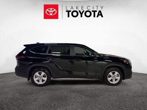 Used 2025 Toyota Highlander LE image 9