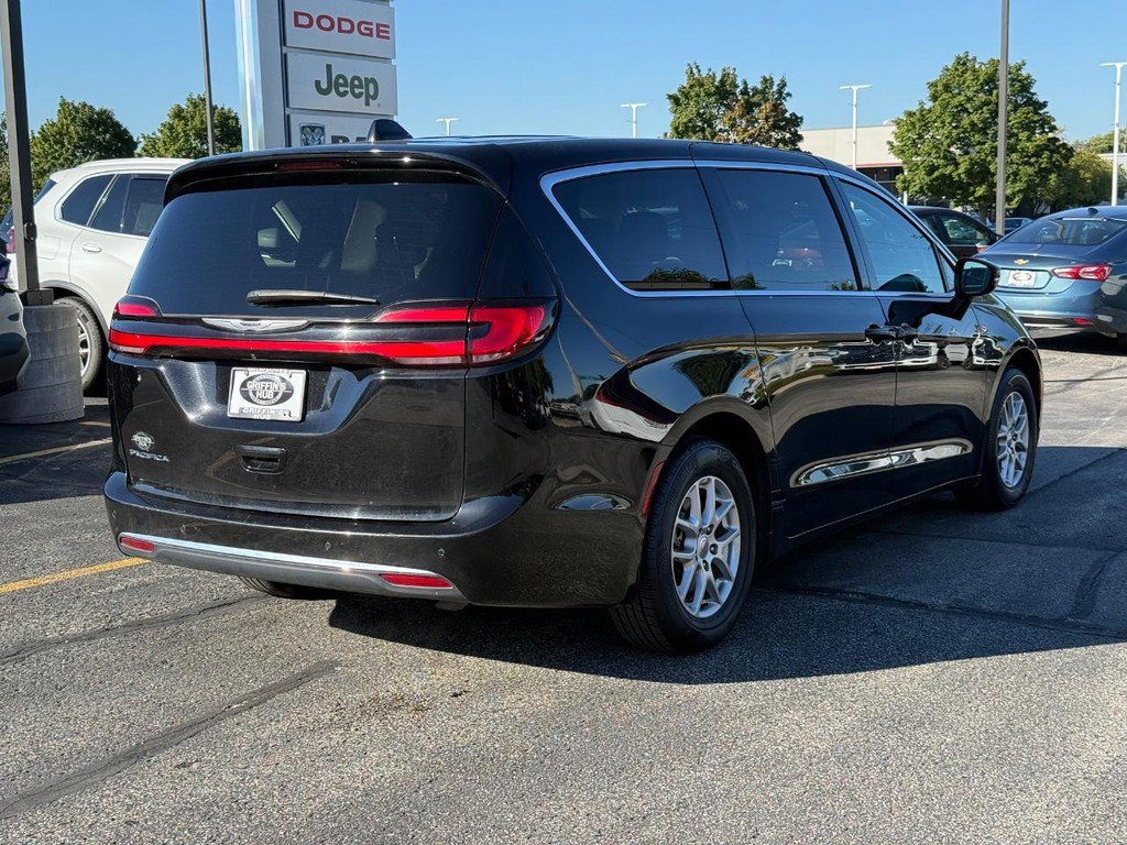 Used 2024 Chrysler Pacifica Touring-L FWD image 3
