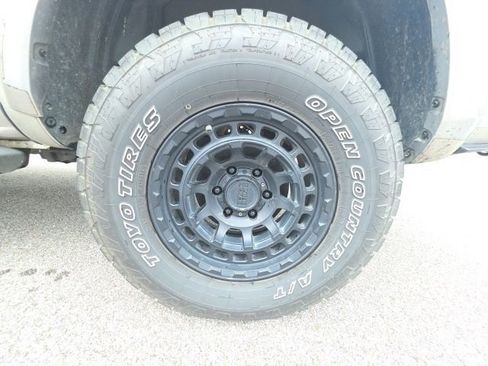 Used 2016 Toyota Tacoma SR5 w/ SR5 Appearance Package (SN) image 22