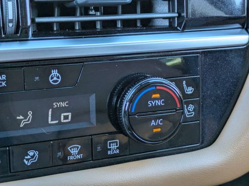 Certified 2025 Nissan Pathfinder Platinum w/ Black Appearance Package FWD image 26