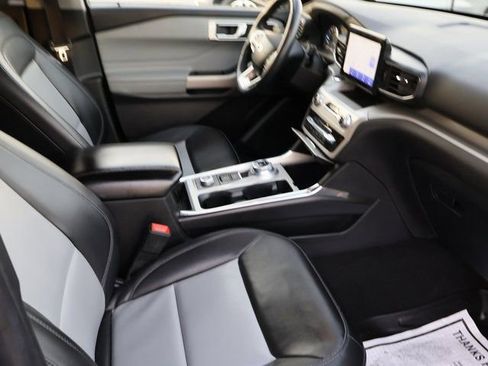 Used 2022 Ford Explorer XLT w/ Equipment Group 202A image 12