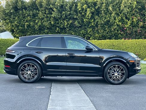 Used 2025 Porsche Cayenne image 9