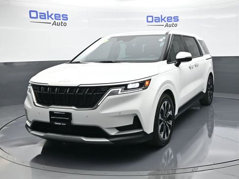 Used 2024 Kia Carnival EX image 4